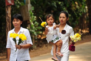 Mother and child with offerings at the Ajahn Chah Memorial Day in Ubon Rajathani